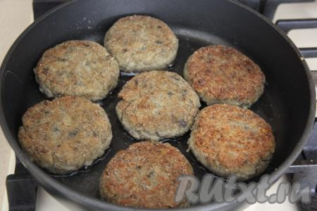 Жарить котлеты на среднем огне до румяности. Я жарила с каждой стороны по 10 минут.