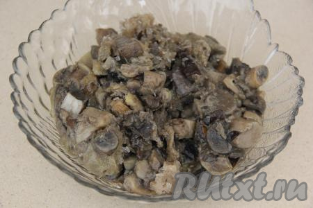 Осенью, собрав лесные грибы, я их перебираю, промываю, затем отвариваю в течение 30 минут с момента закипания, а уже затем замораживаю. Лесные замороженные грибы предварительно разморозить, если есть вода, то её следует слить.