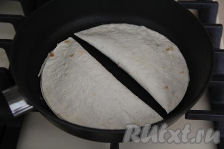 Сковороду разогреть, сделать огонь средним. Выложить кутабы на сухую сковороду.