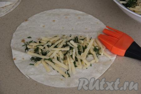 Отделить белок от желтка. Края круга из лаваша, по всему периметру, смазать белком с помощью кулинарной кисти.