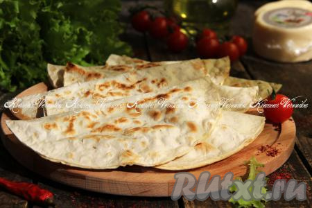 Вкусные, аппетитные кутабы из лаваша с начинкой из сыра и зелени к столу лучше подавать в горячем виде, хотя и остывшими они мне тоже нравятся.