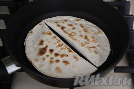 Жарить кутабы с сыром и зеленью до золотистого цвета с двух сторон.