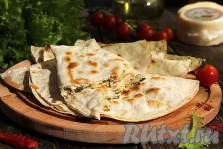 Кутабы из лаваша с сыром и зеленью