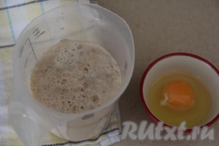 Замесим прежде всего дрожжевое тесто, для этого в тёплое молоко&nbsp;(молоко должно быть именно тёплым, не более 40 градусов) нужно всыпать дрожжи и сахар, перемешать и оставить минут на 10-15.