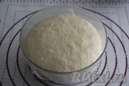 По прошествии часа тесто хорошо поднимется.