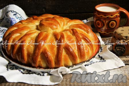 Подать вкусный и красивый пирог к чаю.