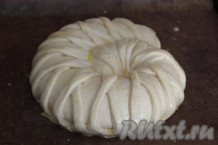 Свернуть рулет в улитку и выложить на противень, застеленный ковриком для выпечки (или пергаментом). Оставить пирог для расстойки на 30-40 минут, прикрыв полотенцем. Перед выпечкой смазать пирог взбитым желтком.