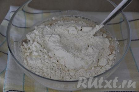 Всыпать соль, частями начать добавлять муку.