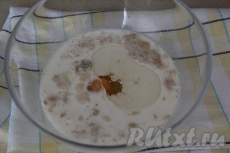 По прошествии времени поверхность молочно-дрожжевой смеси должна покрыться пенной шапочкой (это означает, что дрожжи активировались). Перелить молочно-дрожжевую смесь в миску, удобную для замешивания теста, добавить сырое яйцо и растительное масло, перемешать венчиком.