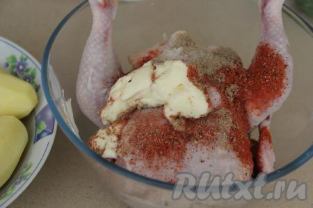 Майонез тоже добавить к курочке. Натереть тушку со всех сторон и внутри майонезом, солью и специями.&nbsp;