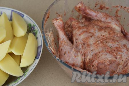 Нарезать картофелины на крупные дольки, посолить, поперчить, перемешать.