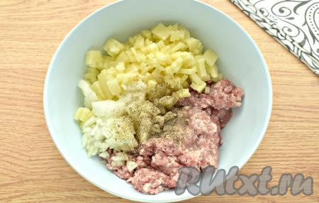 Пока тесто поднимается, подготовим начинку для беляшей. Фарш для беляшей можно взять покупной, я же предпочитаю пропустить в домашних условиях кусочки мяса (я взяла говядину и свинину) через мясорубку. Фарш перекладываем в объёмную миску. Очищаем картошку и нарезаем её на мелкие кубики, добавляем к фаршу. Очищенную луковицу нарезаем мелко, тоже выкладываем к картошке с фаршем, по вкусу солим и перчим.