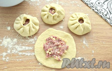 На каждую лепёшку выкладываем по полной столовой ложке начинки из мяса и картошки. Поднимаем края лепёшки к центру, формируя беляш.