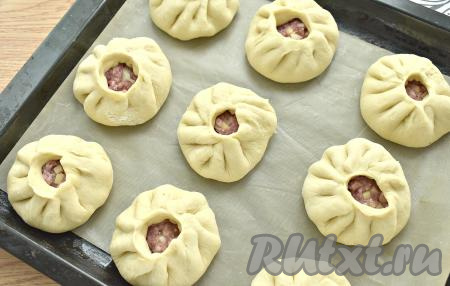 Лепим так все беляши и выкладываем их на расстоянии друг от друга на противень, который заранее нужно застелить пергаментом (или специальным ковриком для выпечки). Накрываем заготовки беляшей полотенцем и оставляем минут на 15 для расстойки теста.