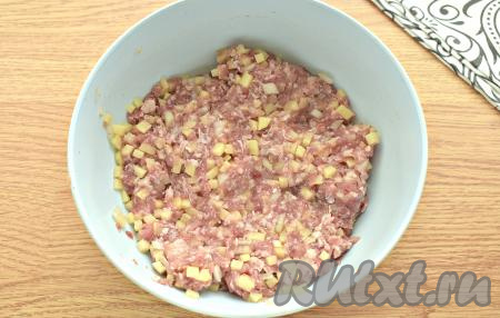 Перемешиваем и начинка для беляшей из картошки и фарша готова.