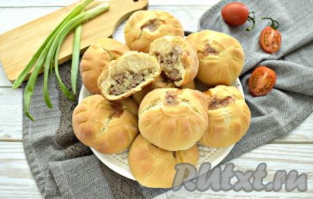 Вкусные, пышные, сытные беляши с начинкой из мяса и картошки достаём из духовки и подаём к столу. Такие беляшики хороши и в тёплом виде, и в уже остывшем.