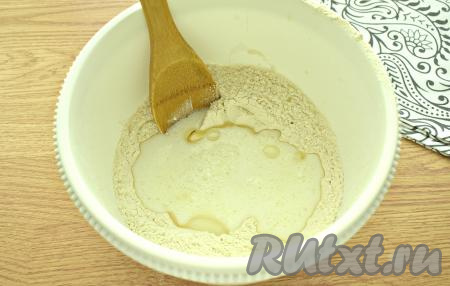 Вливаем следом молоко, предварительно подогретое до 38-40 градусов.