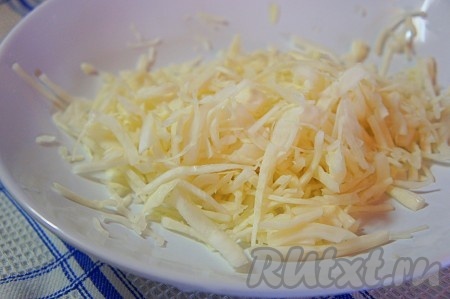 Капусту тонко нашинковать.
