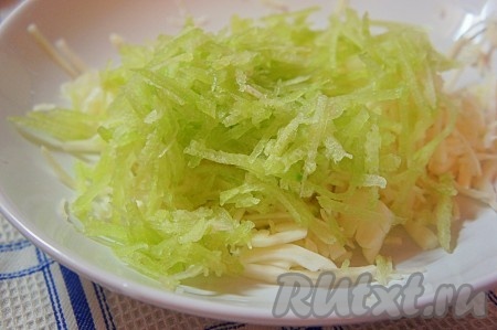 Редьку вымыть, очистить, натереть на корейской тёрке, добавить к капусте.

