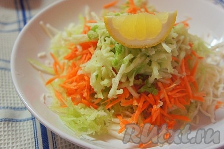 Яблоко натереть на корейской тёрке, добавить в салат. Салат посолить, добавить чёрный свежесмолотый перец, заправить лимонным соком и растительным маслом (по желанию), перемешать.
