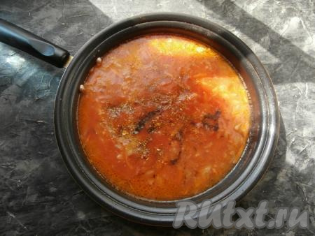 Всыпать соль, сахар, молотый чёрный перец и специи на свое усмотрение, довести до кипения и уменьшить огонь.