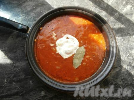 Готовить подливу на небольшом огне минут 5-7, после чего сковороду снять с огня, добавить сметану, лавровый лист и измельчённый чеснок.