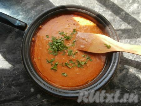 Перемешать, поставить на огонь выше среднего, а после закипания проварить томатно-сметанную подливу 3-4 минуты на слабом огне. В конце приготовления добавить измельчённую петрушку, перемешать подливу, довести до кипения и снять с огня.