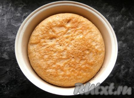 Далее включить режим "Выпечка" на 1,5 часа. Время рассчитано для мультиварки мощностью 900 Ватт. Затем хлеб аккуратно перевернуть с помощью тарелки, поместив его обратно в чашу. Снова выставить режим "Выпечка" на 30 минут.