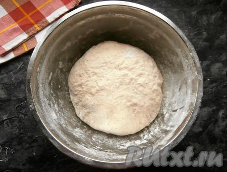 Влить частями воду комнатной температуры, замешивая тесто сначала ложкой, а затем руками. Тесто нужно хорошо вымесить (в течение минут 10), но не забивая мукой, оно должно быть мягким.