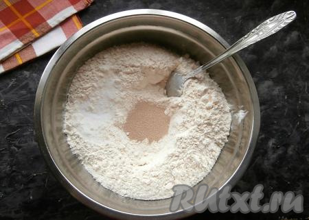 Просеянную муку насыпать в миску, сюда же всыпать соль, сахар и сухие дрожжи.