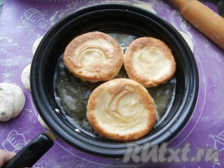 Жарить лепёшки на среднем огне до румяности с двух сторон. Затем переложить на тарелку. Постепенно пожарить все лепёшечки.