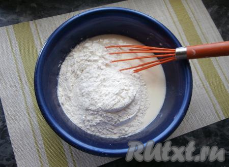 Размешать получившуюся смесь хорошо венчиком, всыпать частями муку, замешивая тесто для лепёшек.