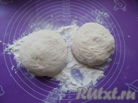 По прошествии минут 15 разделить тесто для лепёшек на 2 части.