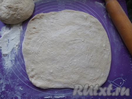 Стол (или другую поверхность) припылить мукой, выложить тесто. Каждую часть теста раскатать в пласт, толщина которого должна быть около 1 сантиметра. Каждый раскатанный пласт хорошо смазать размягчённым сливочным маслом.