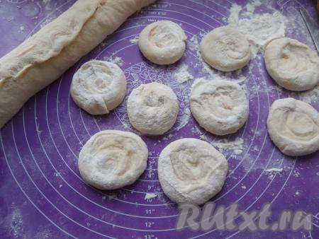 Нарезать каждый рулет на части шириной 3-4 сантиметра. Каждую часть рулета чуть приплюснуть рукой.