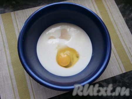 В кефир комнатной температуры всыпать соль, сахар, ванильный сахар, соду, погашенную уксусом, вбить яйцо.