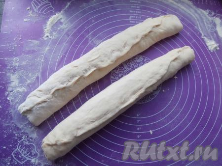 Каждый раскатанный пласт свернуть в рулет (у нас получатся 2 рулета), хорошо защипнуть края каждого рулета.