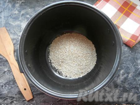 Насыпать в чашу мультиварки ячневую крупу, хорошо промыть, если нужно.&nbsp;