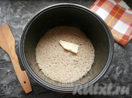 После звукового сигнала мультиварки в готовую ячневую кашу добавить сливочное масло.