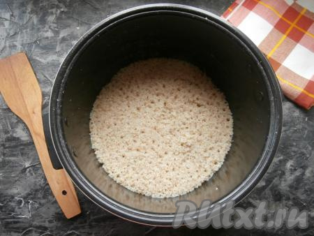 Поместить чашу в мультиварку, выставить режим "Крупы" на 40 минут, крышку закрыть.