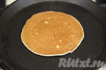 Сковороду хорошо разогреть, перед выпечкой первого блина немного смазать маслом (перед выпечкой последующих блинчиков я сковородку маслом не смазывала). Выложить один половник теста и распределить его по сковороде. Я взяла маленький половник и у меня получились блинчики диаметром 12-13 сантиметров. Выпекать банановый блинчик с двух сторон до золотистого цвета на среднем огне, затем переложить на тарелку. Постепенно пожарить все блины, не забывая периодически перемешивать тесто. У меня получилось 20 штук.