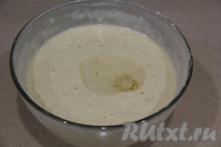 Влить растительное масло и ещё раз перемешать. Тесто для банановых блинчиков должно получиться однородным, в меру густым.