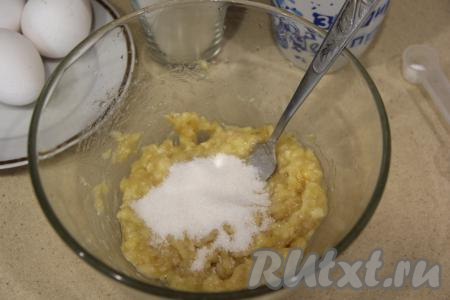 К банановому пюре всыпать сахар, перемешать.