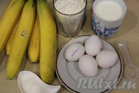Подготовить продукты для приготовления банановых блинчиков на кефире. Бананы лучше использовать спелые и мягкие. Кефир подойдёт любой жирности (я взяла жирностью 2,5%).