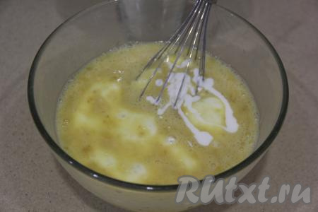В яично-банановую смесь влить кефир, перемешать венчиком.