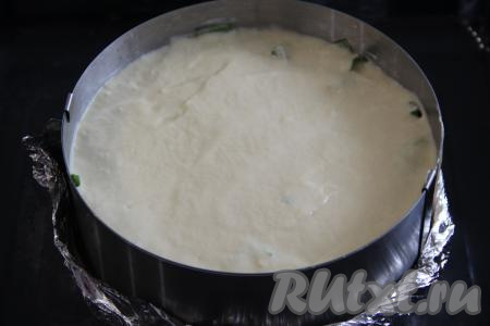 Сверху равномерно выложить оставшееся тесто.