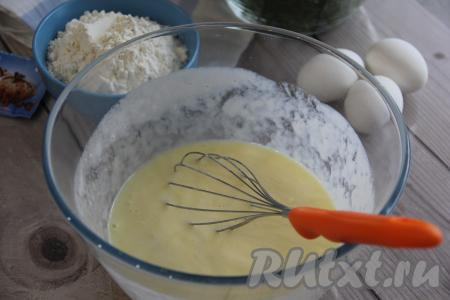 Добавить 3 сырых яйца и перемешать до однородного состояния.