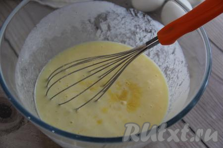 Сливочное масло растопить до жидкого состояния, дать остыть и влить в миску, перемешать.