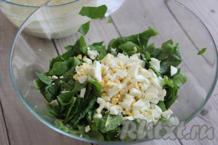 Сваренные вкрутую яйца очистить от скорлупы, мелко нарезать, переложить к щавелю, перемешать, можно слегка посолить.