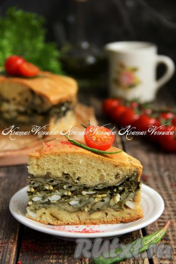 Заливной пирог, замешанный на кефире, с аппетитной начинкой из щавеля и варёных яиц получается воздушным, сытным и вкусным. Посмотрите, как хорош он в разрезе!